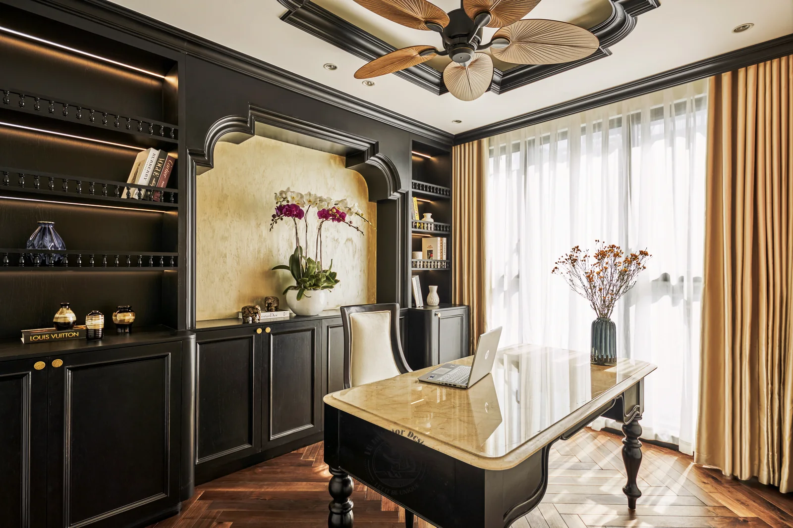 Kệ sách gỗ đen trong phòng làm việc – hình ảnh thực tế công trình căn hộ Feliz En Vista – LU Design