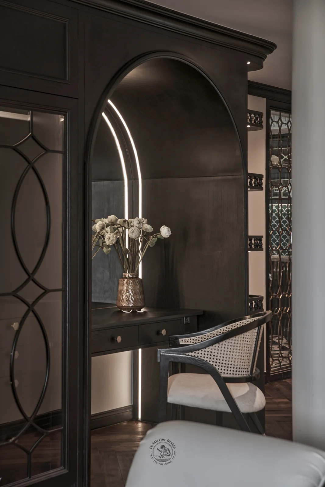 Bàn trang điểm trong hốc vòm phòng master – hình ảnh thực tế công trình căn hộ Feliz En Vista – LU Design