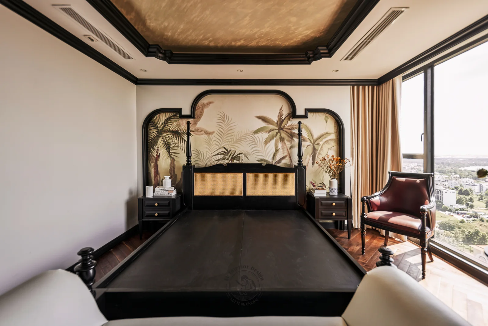 Phòng master giường gỗ đen đầu giường khung vòm – hình ảnh thực tế công trình căn hộ Feliz En Vista – LU Design