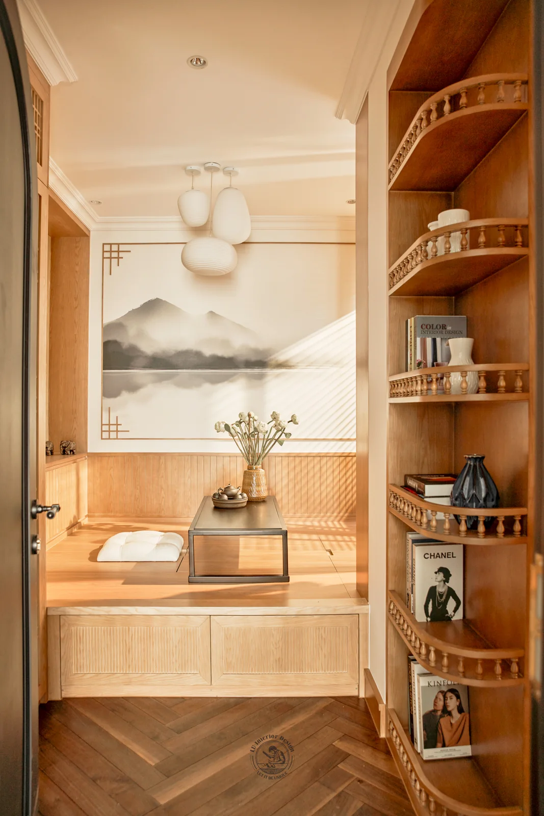 Kệ cong gỗ sáng trong phòng trà – hình ảnh thực tế công trình căn hộ Feliz En Vista – LU Design