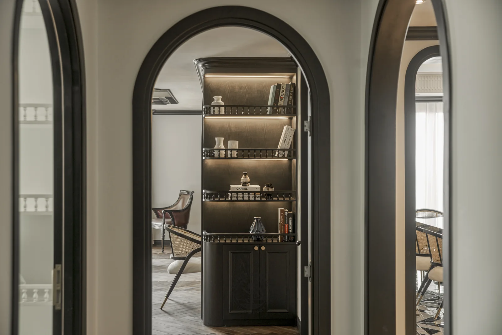 Cửa vòm đen dẫn vào phòng master – hình ảnh thực tế công trình căn hộ Feliz En Vista – LU Design