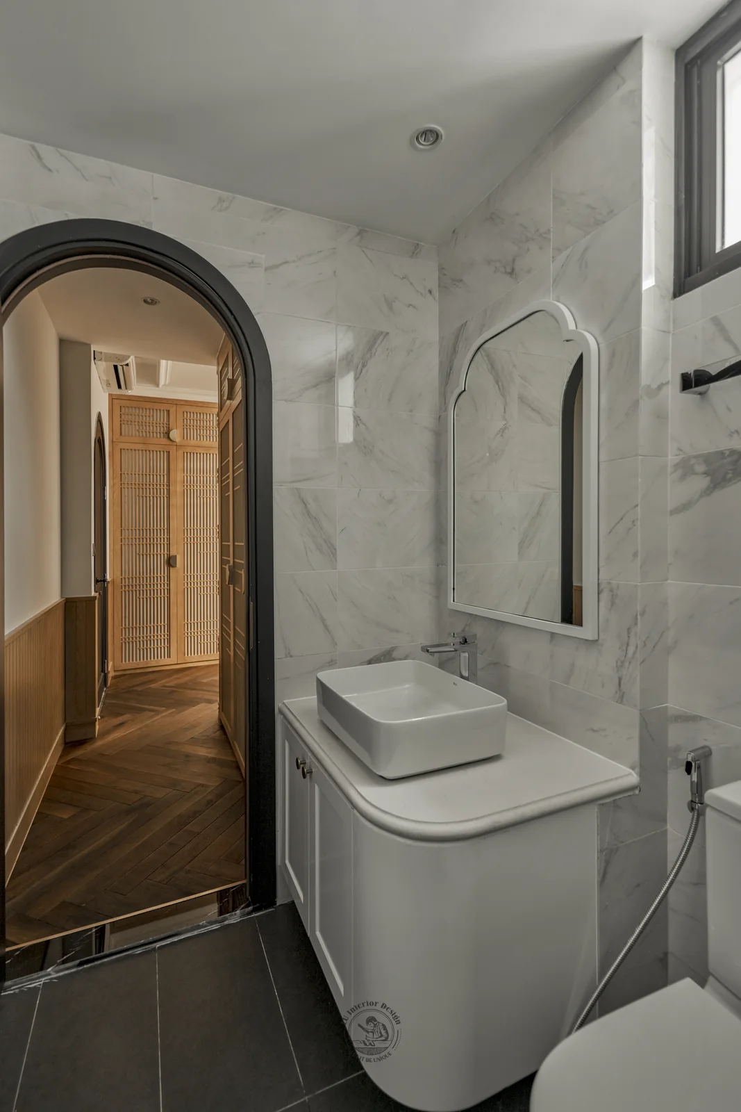 Phòng tắm chung cửa vòm và lavabo đá trắng – hình ảnh thực tế công trình căn hộ Feliz En Vista – LU Design