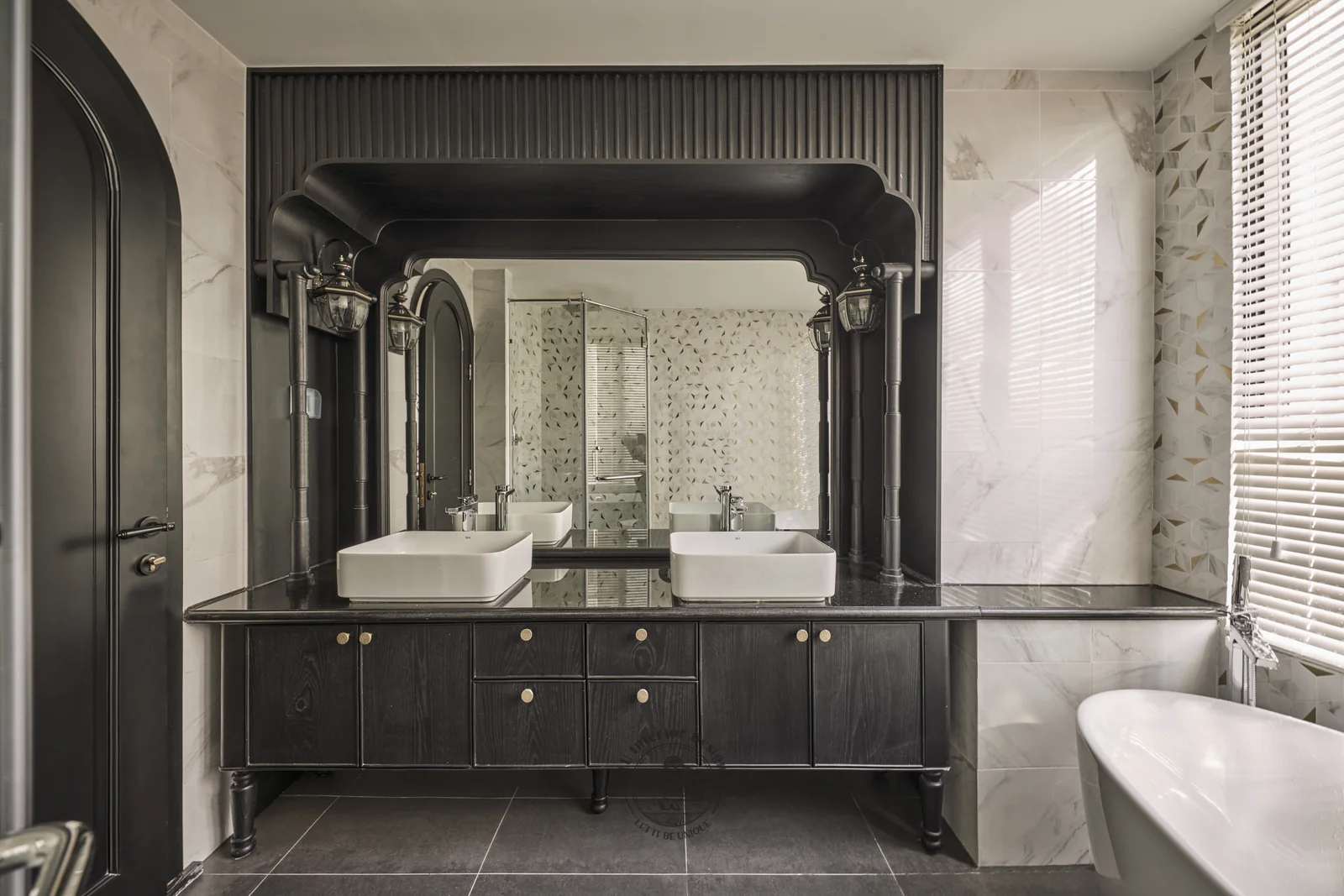 Phòng tắm master lavabo đôi khung đen – hình ảnh thực tế công trình căn hộ Feliz En Vista – LU Design