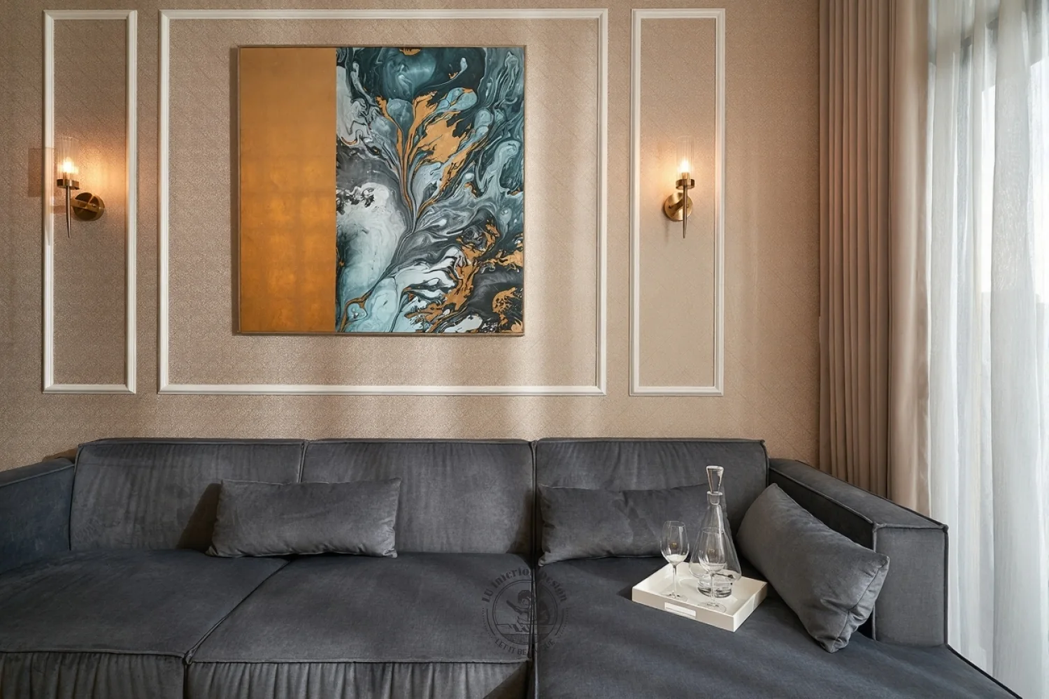Sofa nỉ xám và tranh trên vách phào – hình ảnh thực tế công trình căn hộ Jamila Khang Điền – LU Design