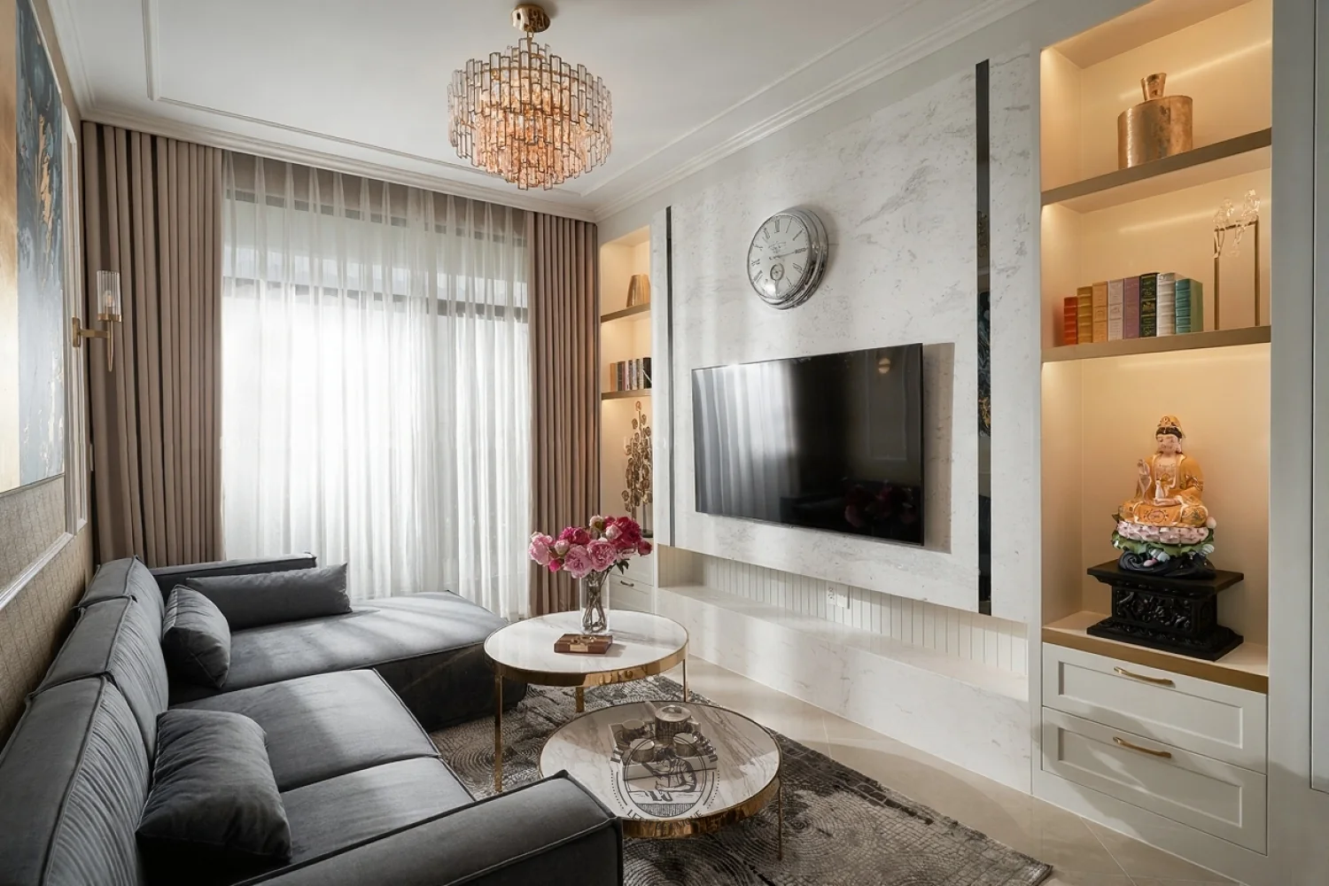 Sofa nỉ xám và vách tivi đá trắng với kệ đèn hắt – hình ảnh thực tế công trình căn hộ Jamila Khang Điền – LU Design