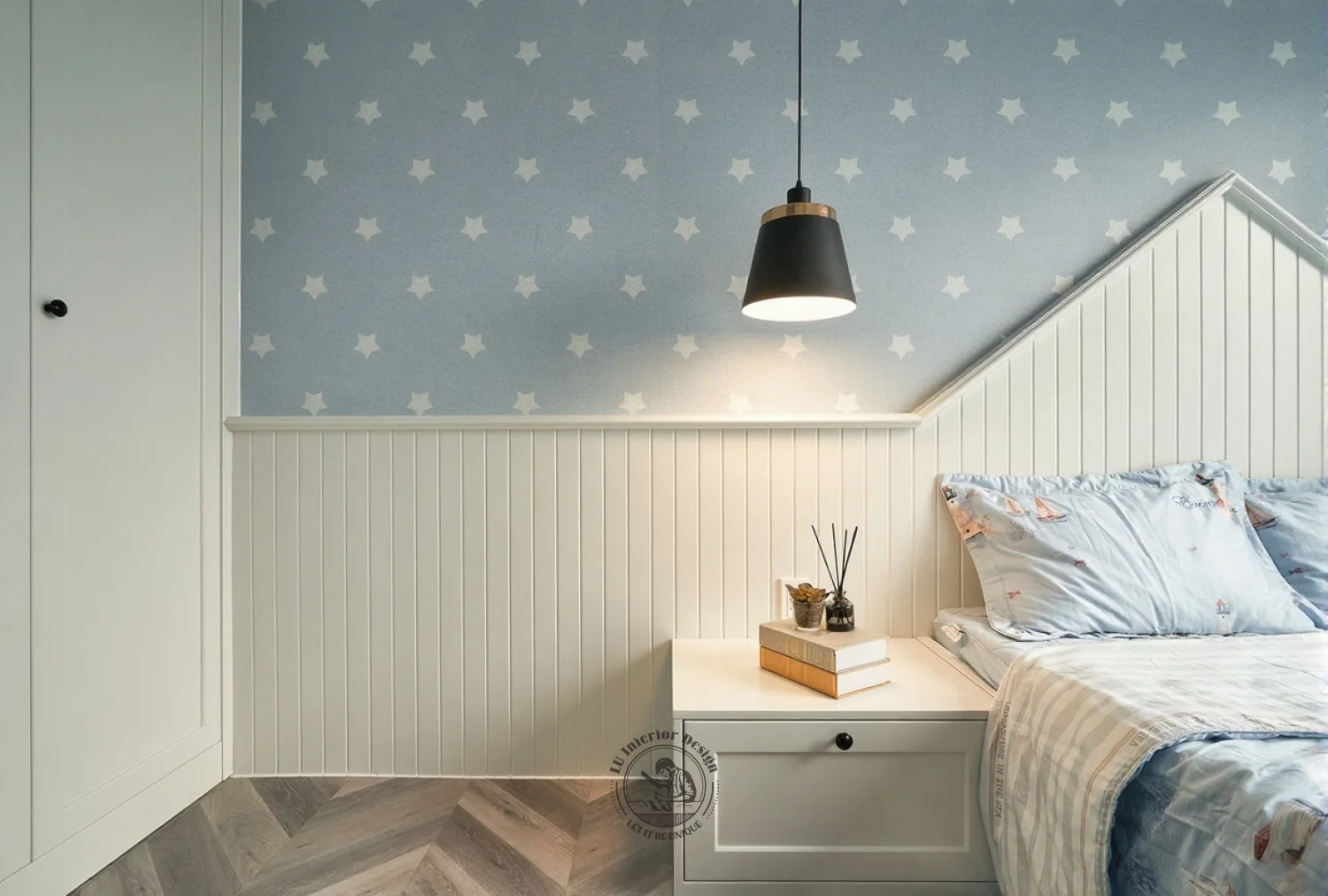 Giấy dán chấm bi xanh và đèn thả đen – hình ảnh thực tế công trình căn hộ Jamila Khang Điền – LU Design