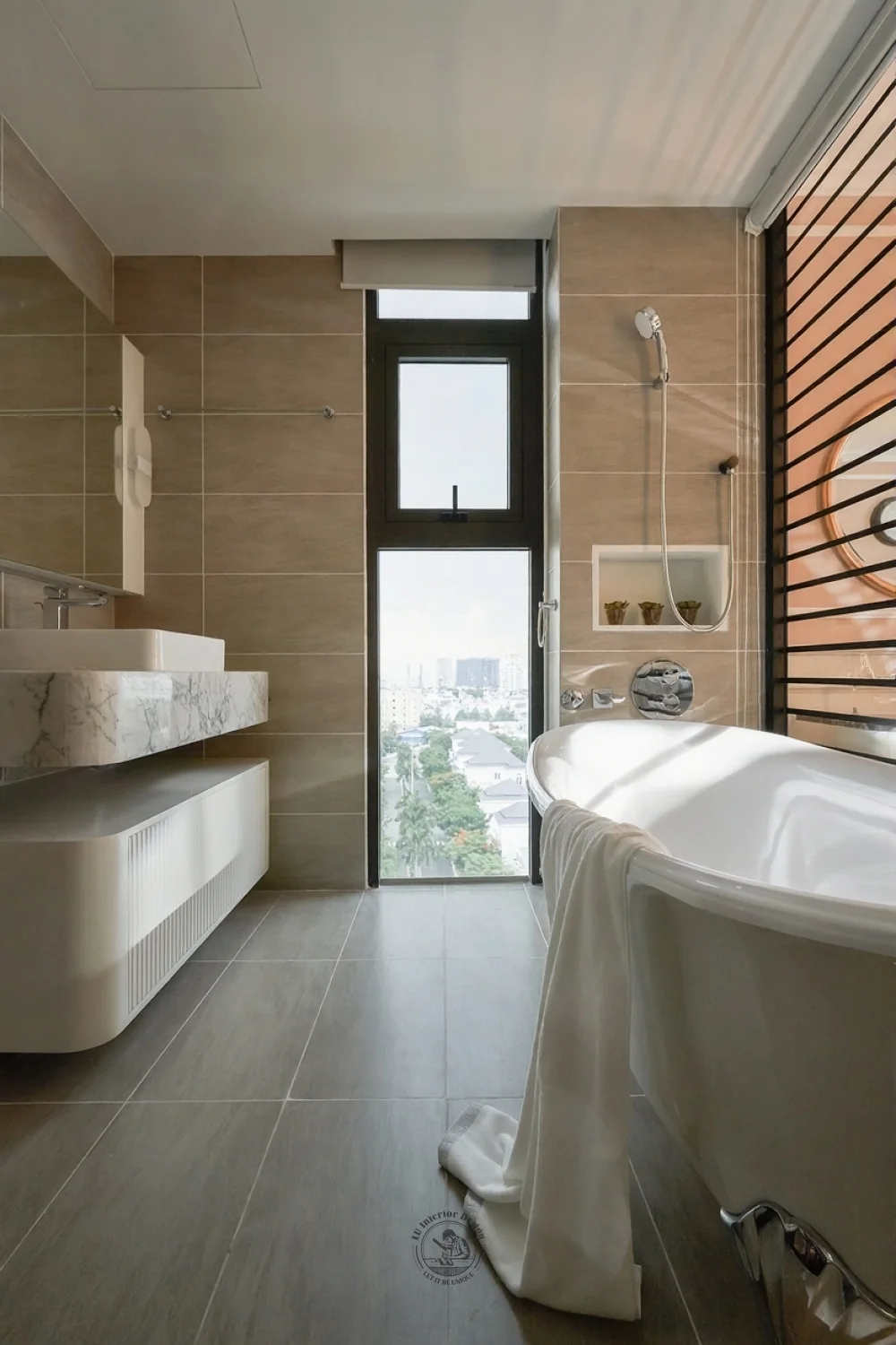 Lavabo mặt đá và bồn tắm nhìn ra thành phố – hình ảnh thực tế công trình căn hộ Jamila Khang Điền – LU Design