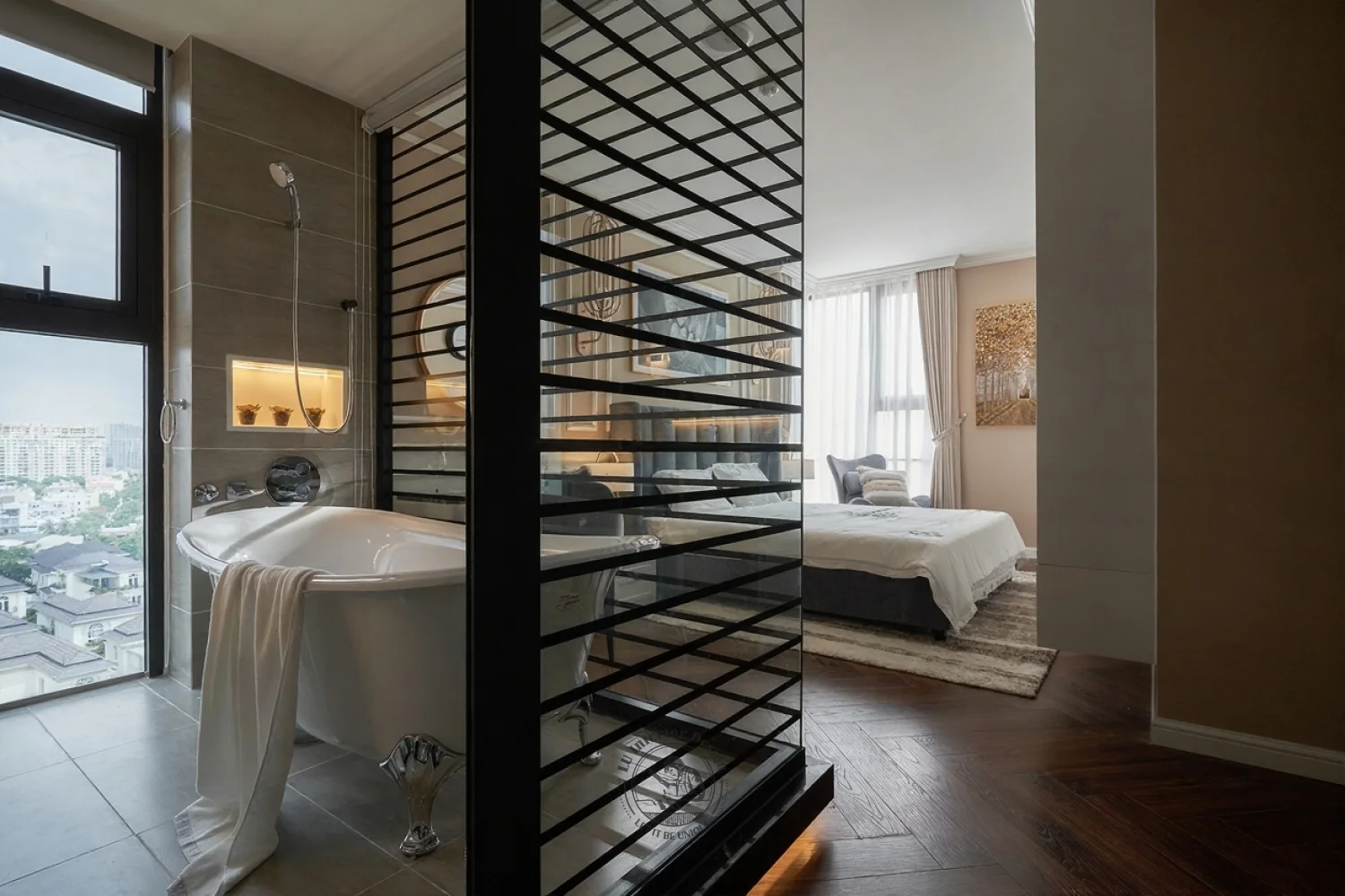 Vách nan đen ngăn khu tắm và giường master – hình ảnh thực tế công trình căn hộ Jamila Khang Điền – LU Design