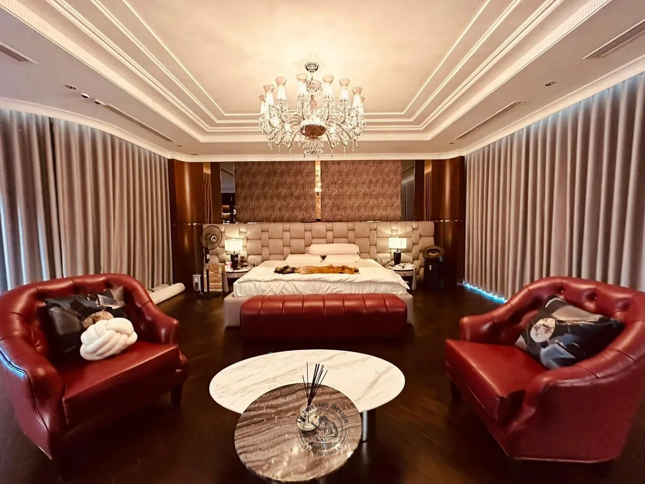 Ảnh thực tế ghế da đỏ phòng master – thi công nhà phố Thiên Kim – LU Design