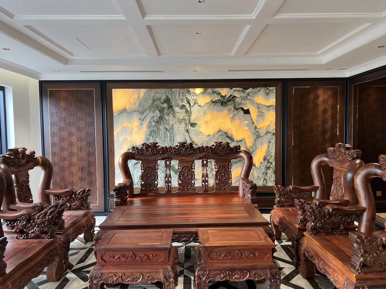 Ảnh thực tế bộ bàn ghế gỗ chạm phòng trà – thi công nhà phố Thiên Kim – LU Design