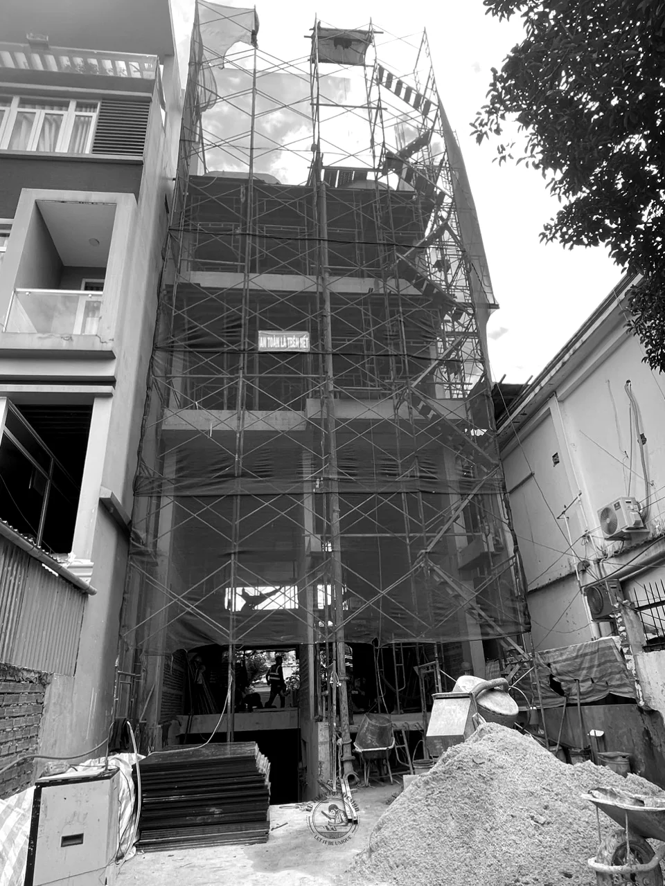 Dựng giàn giáo mặt tiền – thi công nhà phố Thiên Kim – LU Design