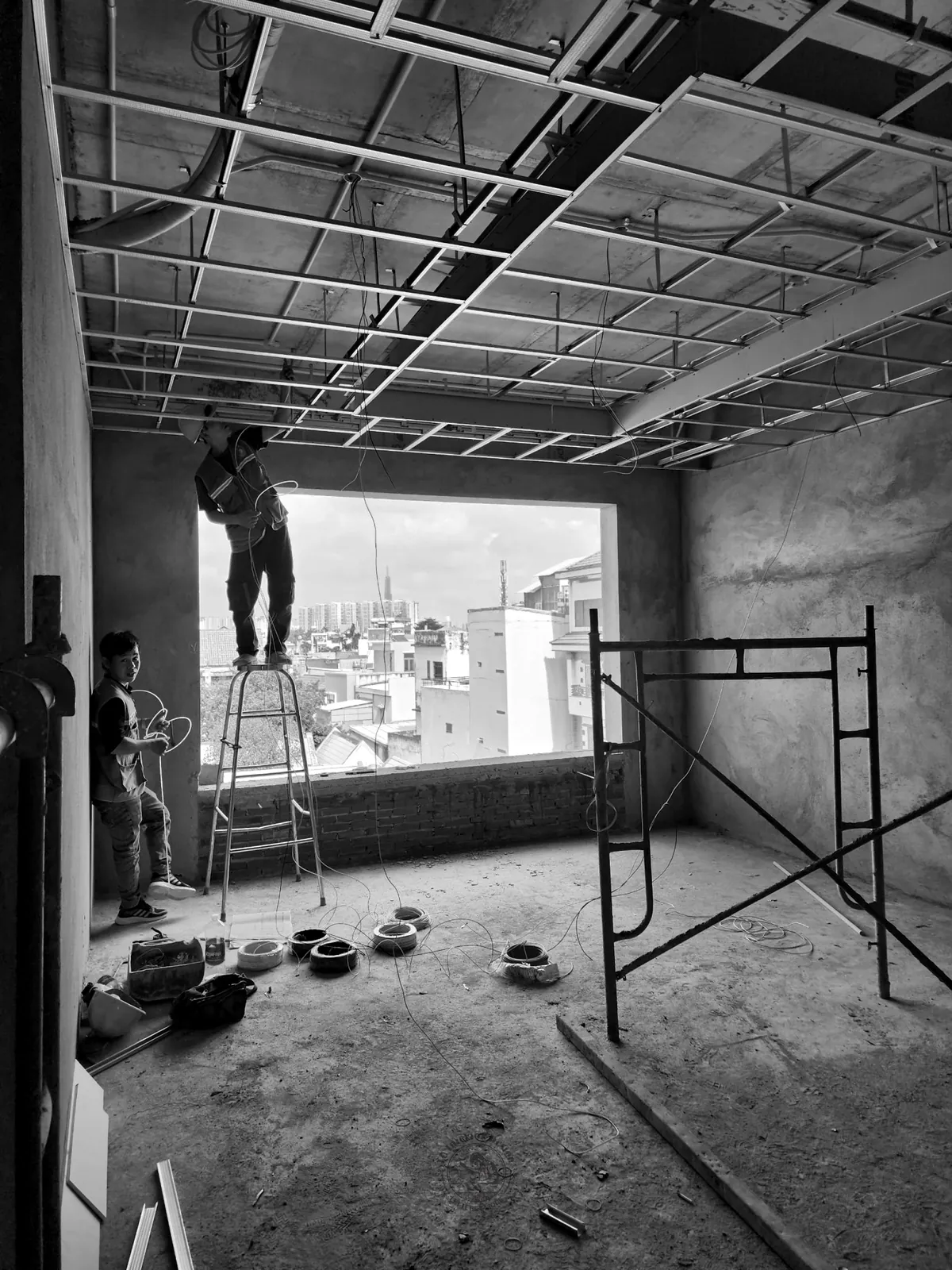 Lắp khung trần – thi công nhà phố Thiên Kim – LU Design