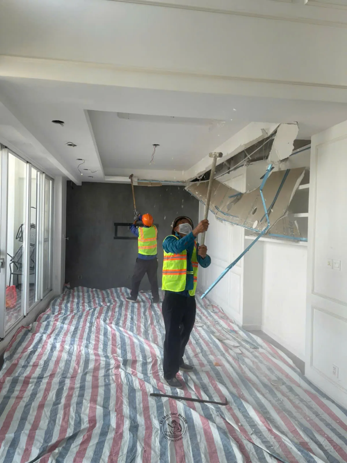 Ảnh thực tế phủ bạt bảo vệ sàn trước khi tháo dỡ – khảo sát và khởi công Penthouse Triplex Riverpark Phú Mỹ Hưng – LU Design