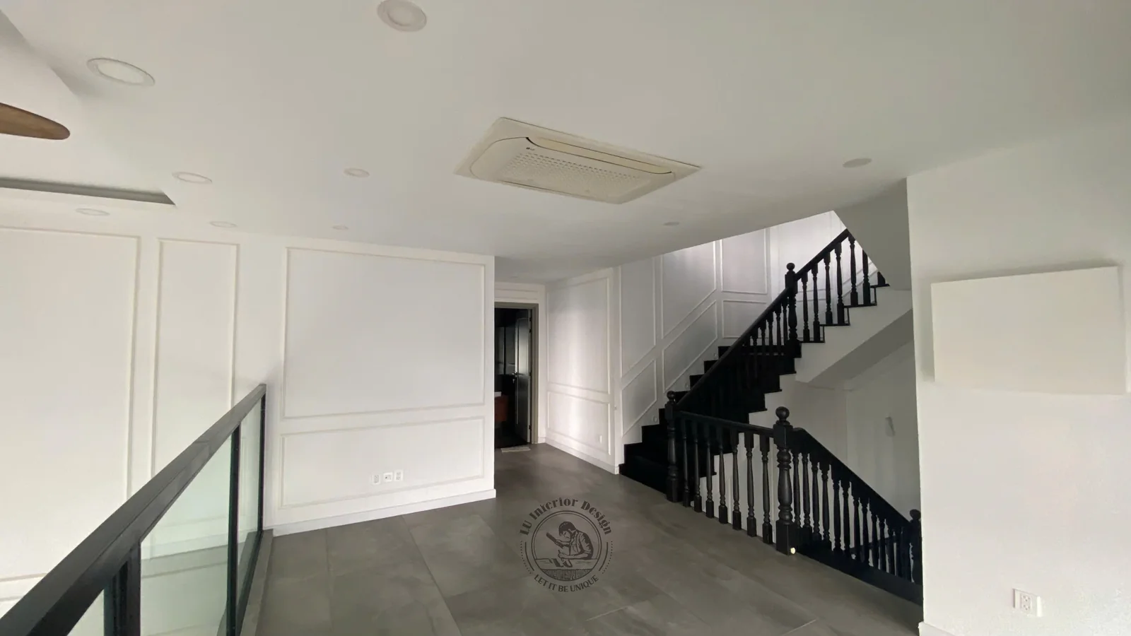 Ảnh thực tế cầu thang gỗ sơn đen nội thất cũ – khảo sát và khởi công Penthouse Triplex Riverpark Phú Mỹ Hưng – LU Design