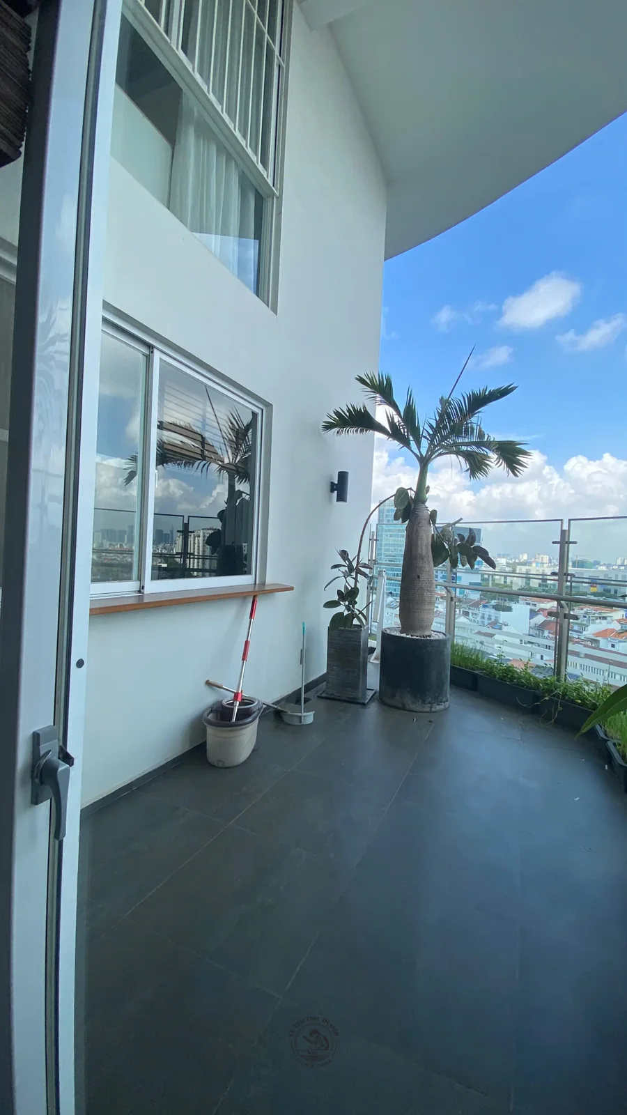 Ảnh thực tế sân thượng có cây xanh khi khảo sát – khảo sát và khởi công Penthouse Triplex Riverpark Phú Mỹ Hưng – LU Design