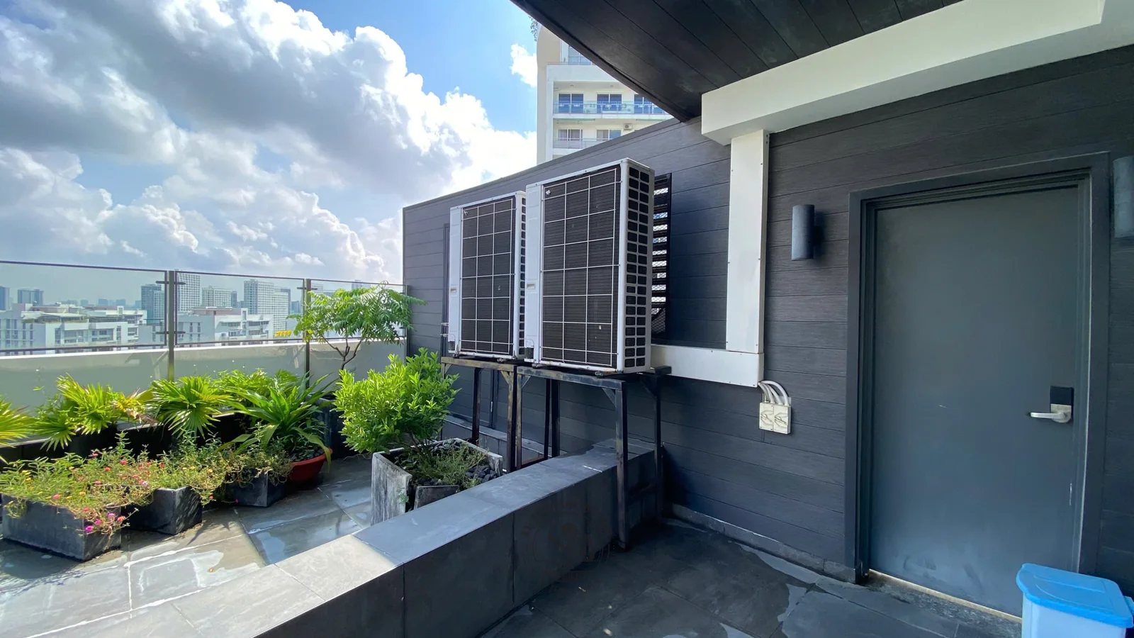 Ảnh thực tế sân thượng nhìn ra thành phố – khảo sát và khởi công Penthouse Triplex Riverpark Phú Mỹ Hưng – LU Design