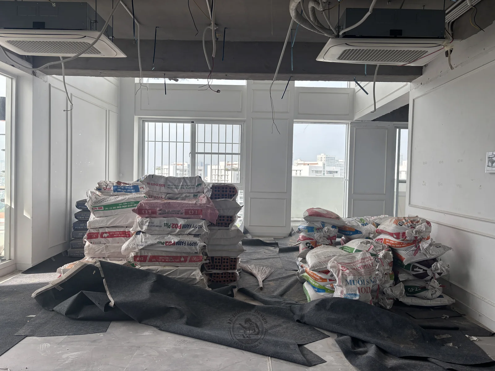 Ảnh thực tế tập kết xà bần gọn trong bao – khảo sát và khởi công Penthouse Triplex Riverpark Phú Mỹ Hưng – LU Design