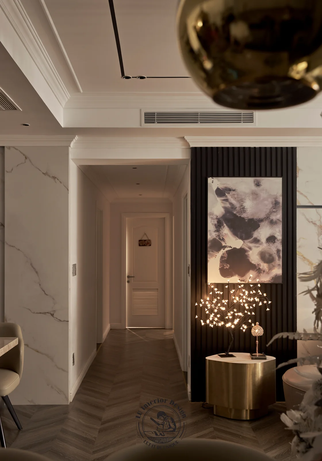 Hành lang với tranh mực tàu đen trắng – hình ảnh thực tế công trình căn hộ sân vườn Riverpark Residence 123m² – LU Design