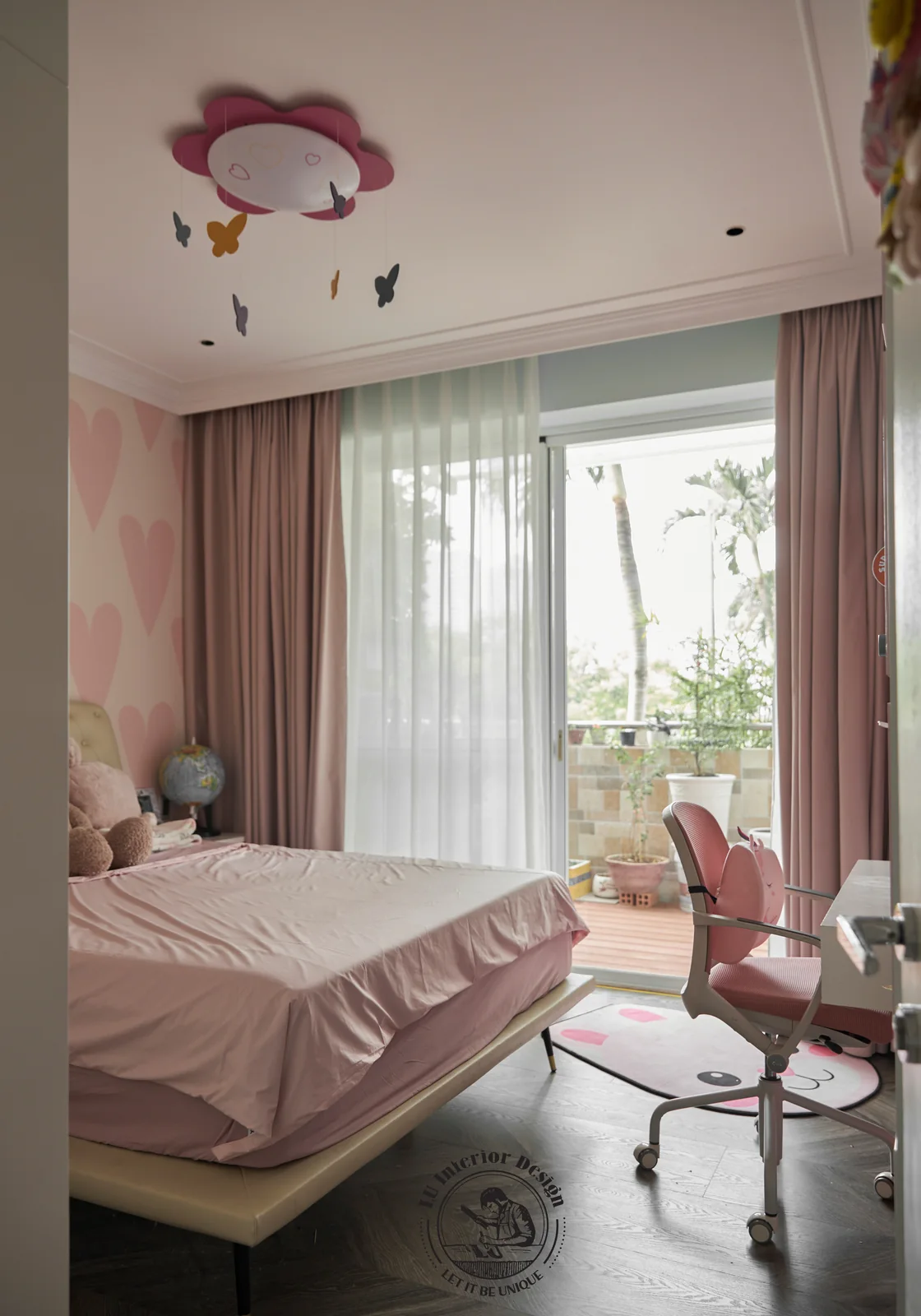 Phòng bé gái giường hồng và đèn trần hình hoa – hình ảnh thực tế công trình căn hộ sân vườn Riverpark Residence 123m² – LU Design