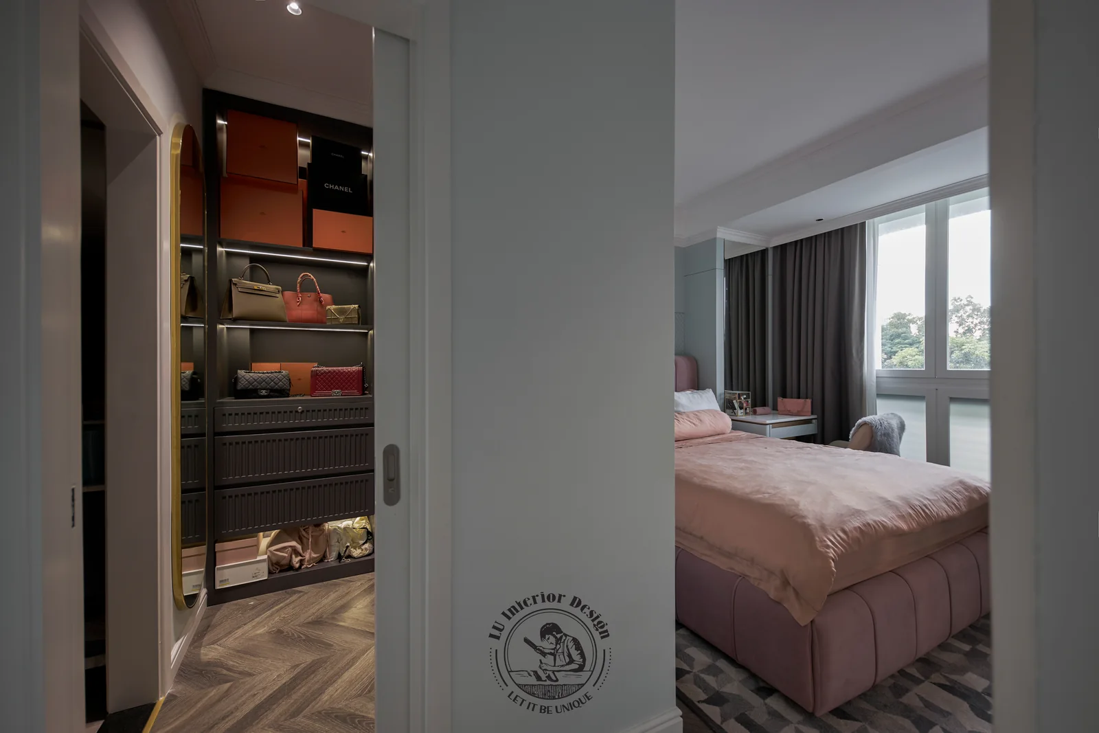 Lối vào phòng master và tủ kệ – hình ảnh thực tế công trình căn hộ sân vườn Riverpark Residence 123m² – LU Design