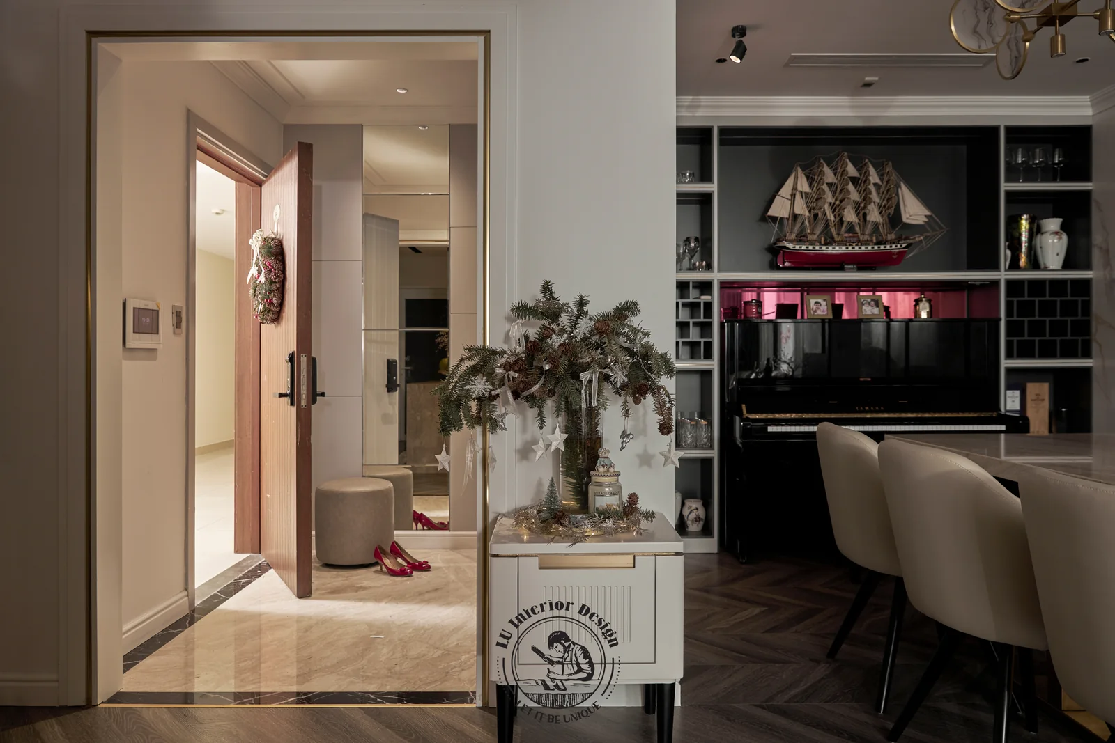 Lối vào căn hộ với tủ console và kệ – hình ảnh thực tế công trình căn hộ sân vườn Riverpark Residence 123m² – LU Design