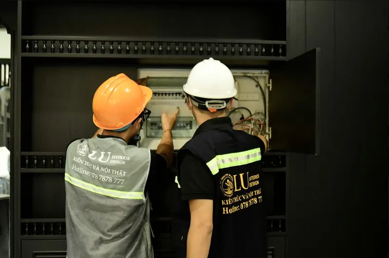 Kỹ sư LU Design kiểm tra nghiệm thu tủ điện
