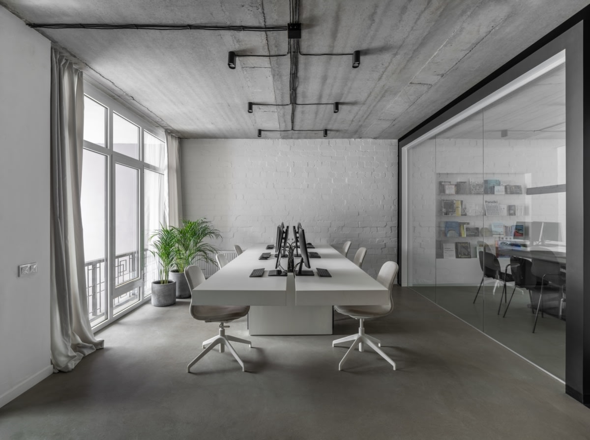Văn phòng với màu sắc chủ đạo là màu xám, kem kết hợp với ghế màu trắng nhằm tránh sự đơn điệu cho không gian Hình ảnh dự án: Bude architechs Offices -Kharkiv | Photographer: Andrii Bezuglov