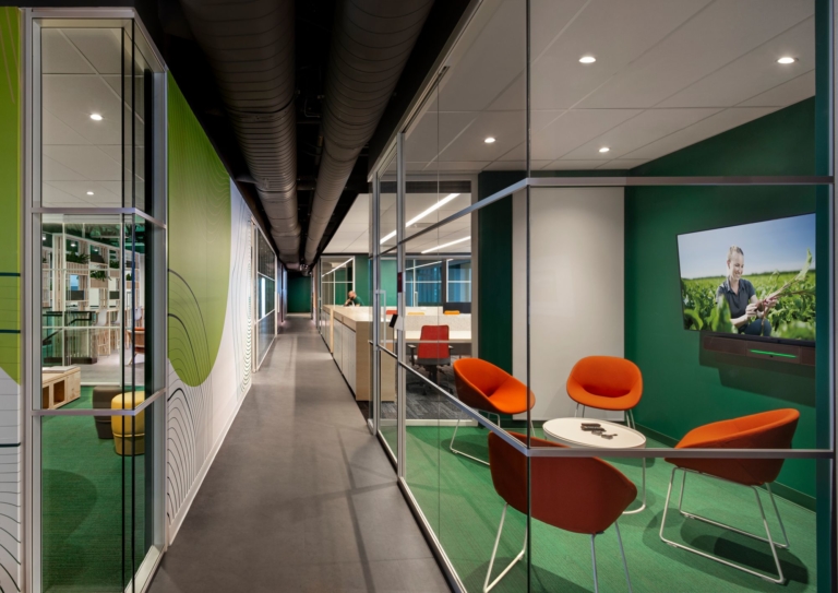 Nội thất văn phòng với gam màu xanh lá | Nguồn Bonduelle Offices – Montreal