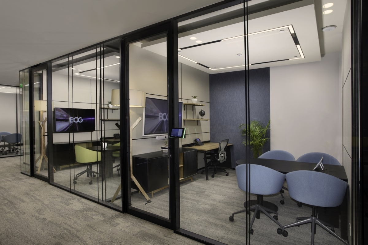 Gam màu xanh của góc tường và ghế tựa tạo cảm giác thư giãn, dễ chịu | Boston Consulting Group Offices - Gurugram 