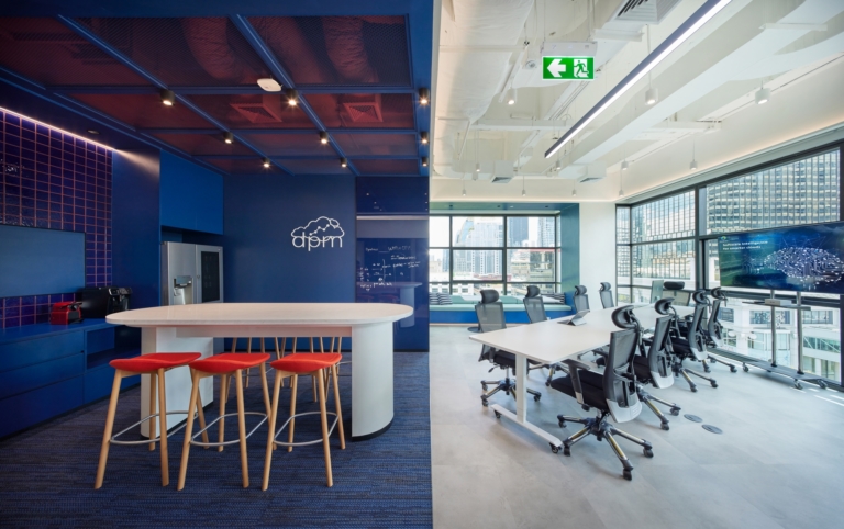 Thiết kế nội thất văn phòng với sắc xanh dương | Nguồn DPM Offices – Bangkok.