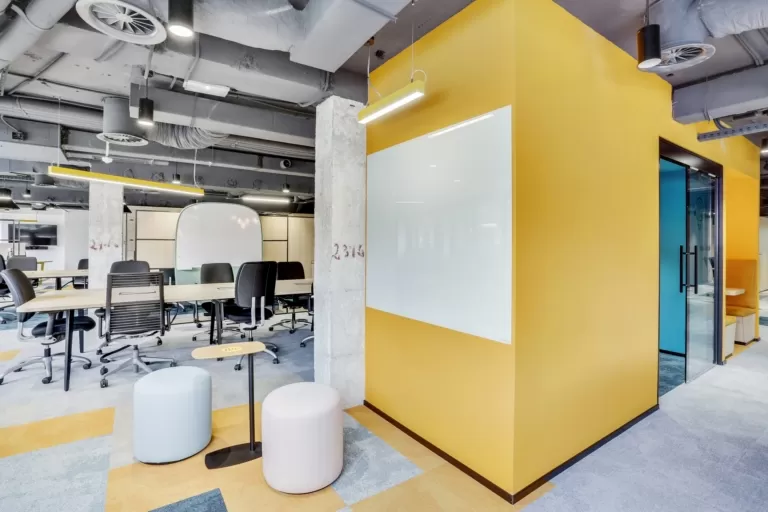 Nội thất văn phòng với màu vàng đặc trưng, kích thích khả năng sáng tạo | Nguồn Prosegur Offices – Madrid