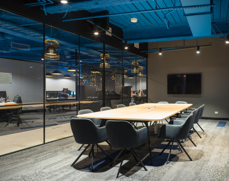 Thiết kế nội thất phòng họp với gam màu xanh - xám độc đáo | Nguồn RXP Services Innovation Hub – Sydney.