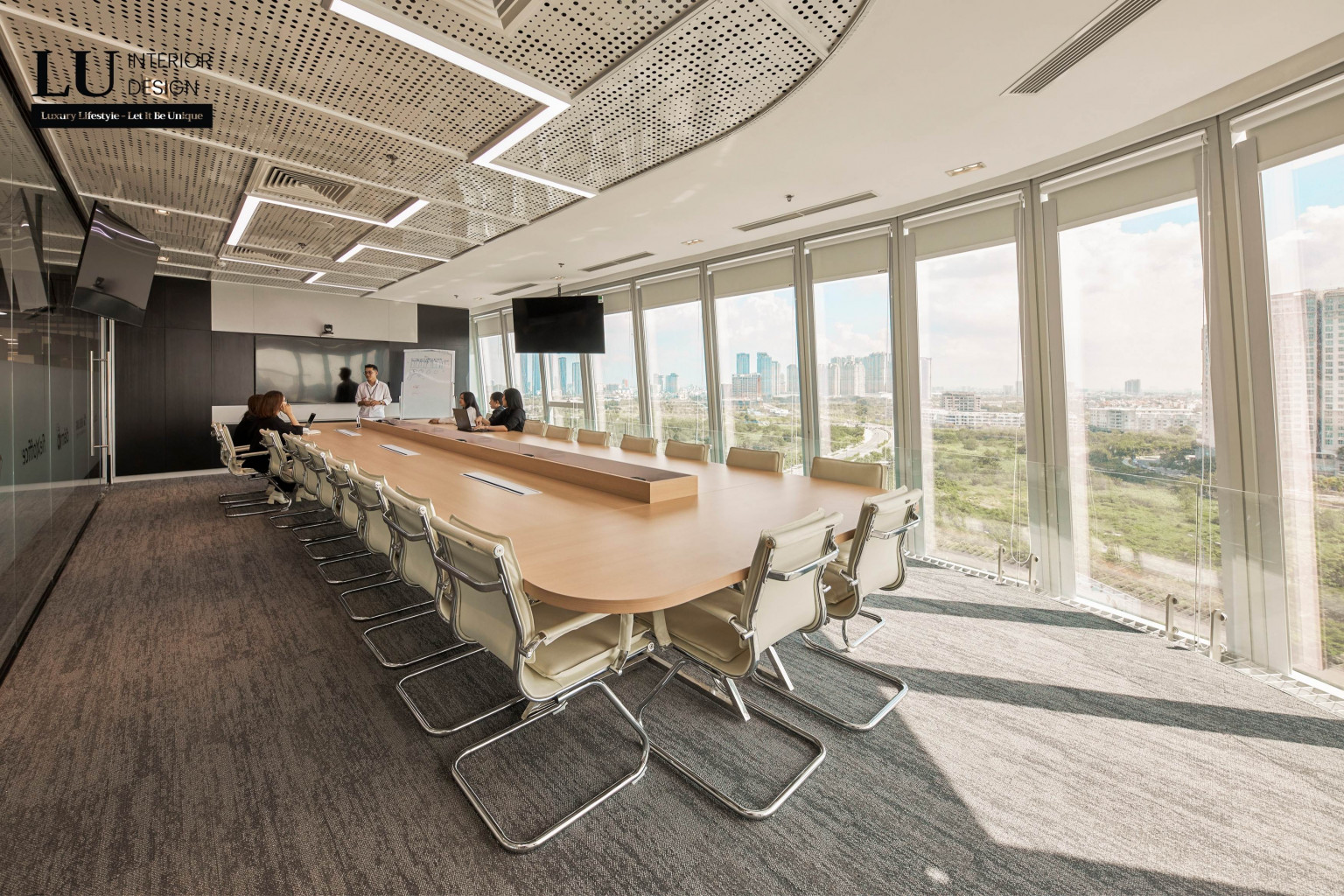 Khu vực phòng họp sử dụng nội thất hiện đại  | Dự án Thiên Long – Lu Design thực hiện. 