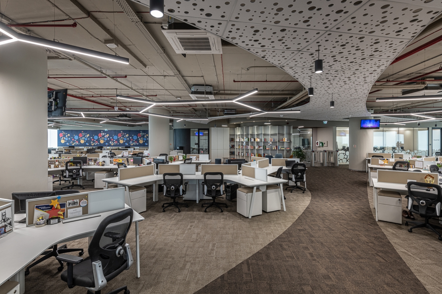 Chọn lựa và thiết kế nội thất phù hợp giúp không gian trở nên rộng rãi hơn | Nguồn: Fractal Analytics Offices – Mumbai.