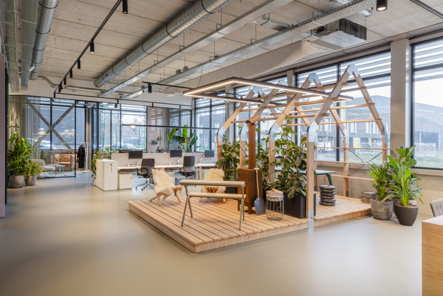 Chất liệu gỗ được ứng dụng nhiều trong thiết kế văn phòng xanh | Nguồn: Interior Works Offices – Amsterdam.