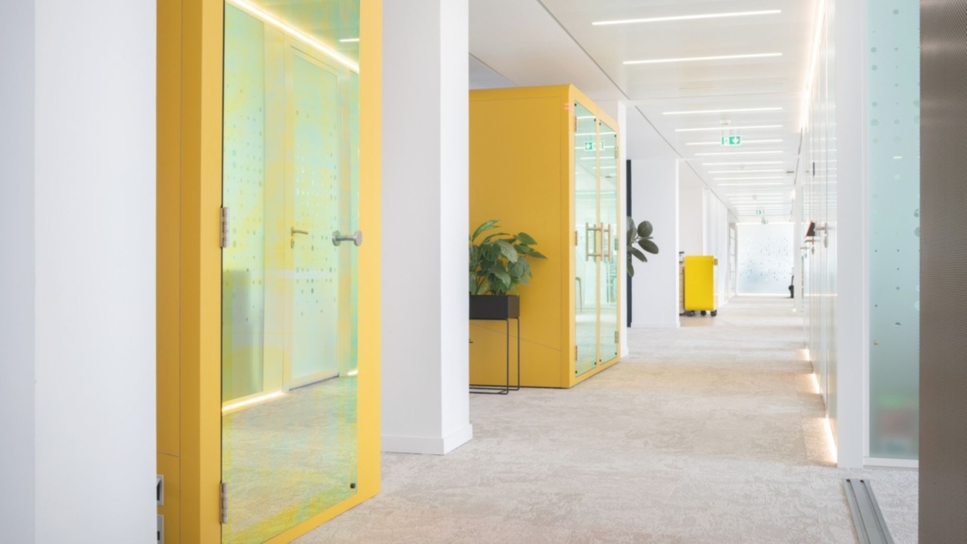Nội thất trong phòng họp mini màu vàng giúp cho nhân viên cảm thấy thoải mái | Dự án văn phòng Unowhy tại Paris - Nguồn: Office snapshots. 