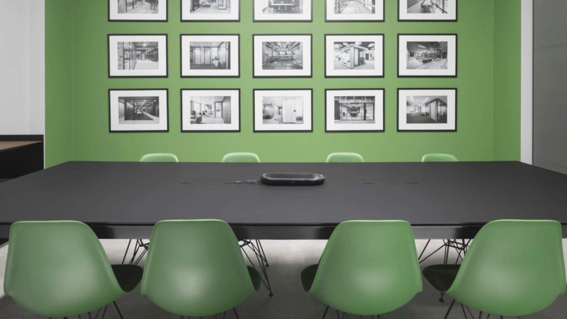 Phòng họp với nội thất màu xanh lá tạo không gian thoải mái cho nhân viên  | Dự án văn phòng Alumina Elit tại Veliko Tarnovo - Nguồn: Office snapshots. 