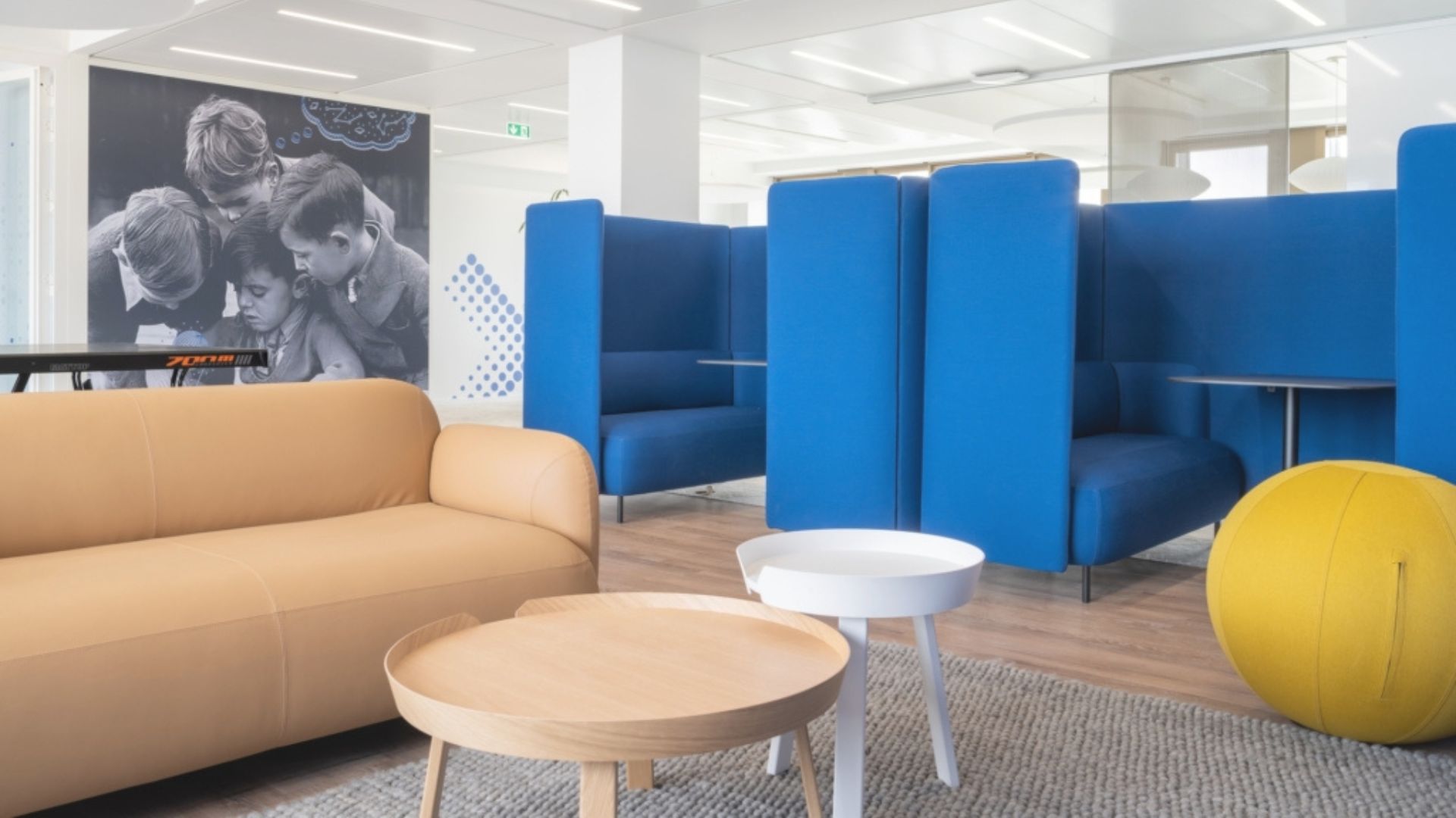 Màu xanh dương mang đến sự yên bình trong công việc | Dự án Văn phòng Unowhy tại Paris - Nguồn: Office snapshots. 