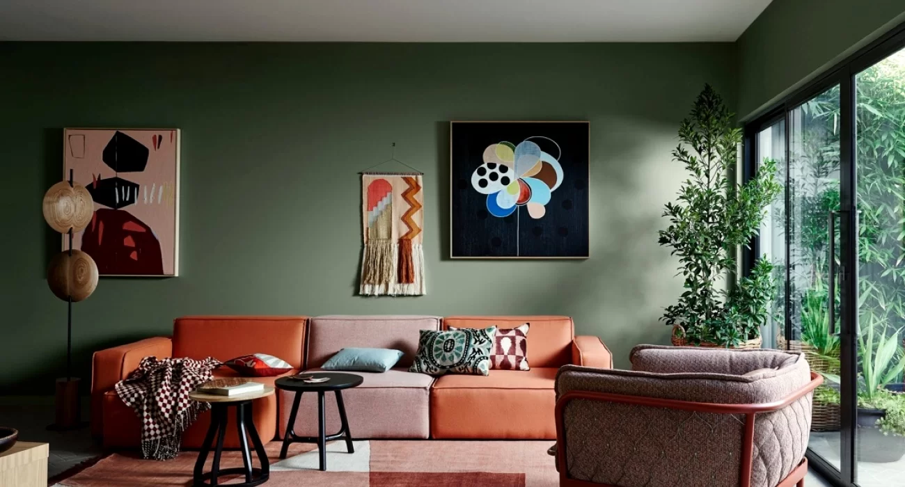 Ứng dụng phối màu tương trong thiết kế nội thất phòng khách đỏ - cam- xanh| Nguồn ảnh: Internet.