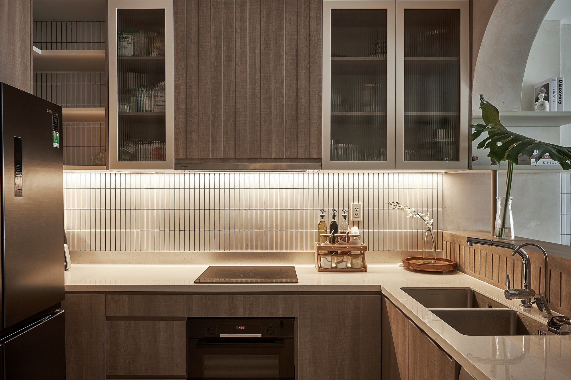 Phòng bếp được sắp xếp gọn gàng, ngăn nắp nhưng vẫn mang nét giản dị đặc trưng của phong cách Wabi-sabi | Nguồn ảnh: Internet.