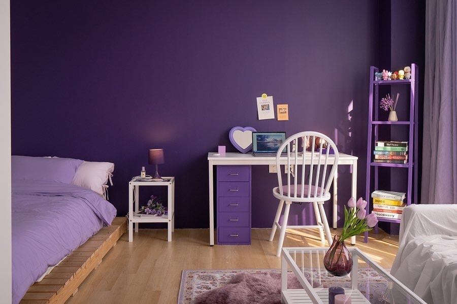 Phòng ngủ với sắc tím mang một vẻ đẹp đầy trang nhã và huyền bí | Nguồn: Internet.