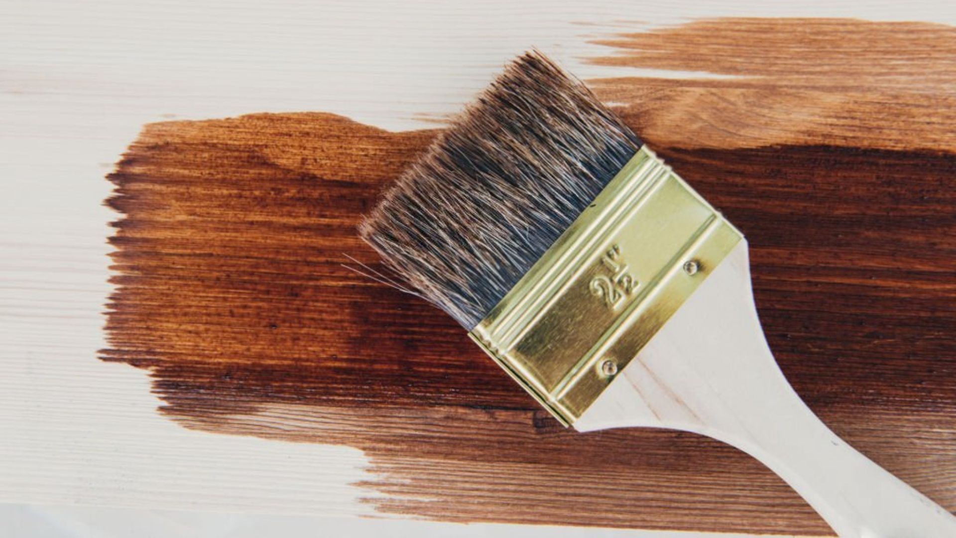 Sơn vecni thường có màu cánh gián chuyên bảo vệ đồ nội thất làm từ gỗ | Nguồn: Internet